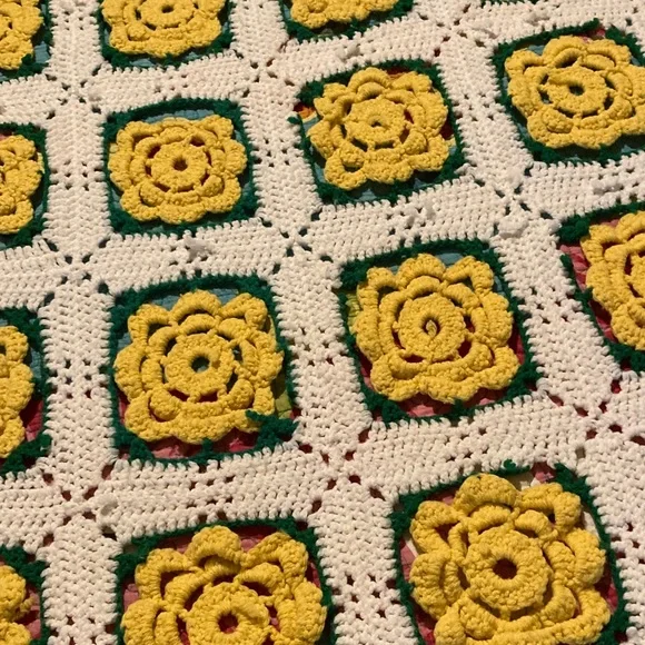 VTG Handmade Yellow and White Daisy Crochet Blanket - Picture 5 of 6